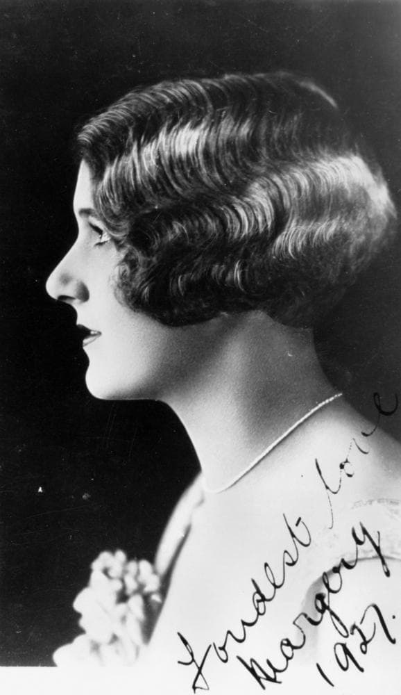 Secondary archival image demonstrating the Marcel wave technique, highlighting the perfect S-curve geometry resting flat against the scalp.